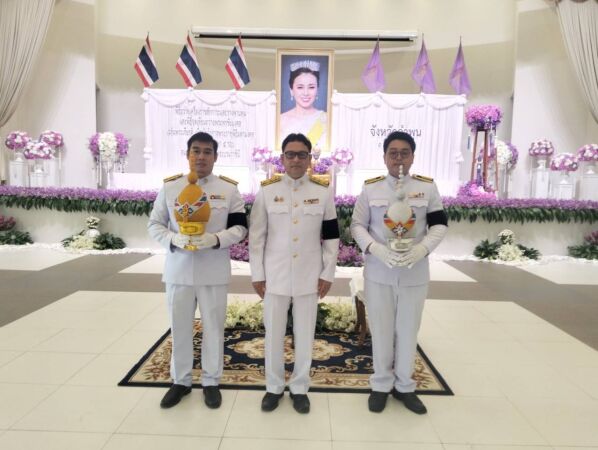 พิธีถวายเครื่องราชสักการะและวางพานพุ่ม