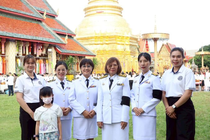 ร่วมพิธีเจริญพระพุทธมนต์และทำบุญตักบาตรพระสงฆ์